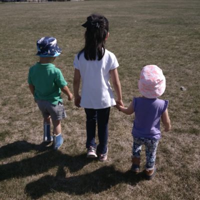3 children holding hands and walking #parentingblog 